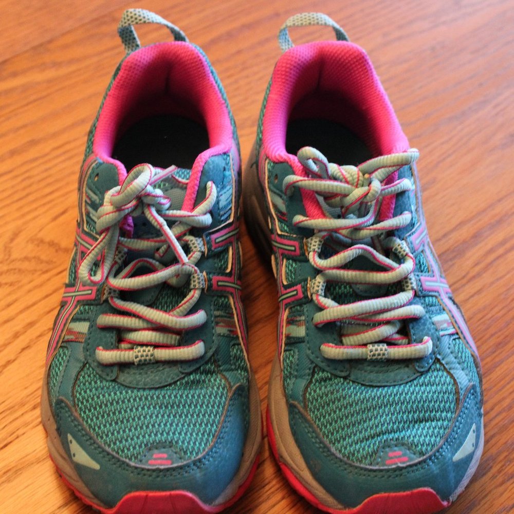 Asics Gel-Venture 5 Turquoise, Light Blue, and Pink. Size 6